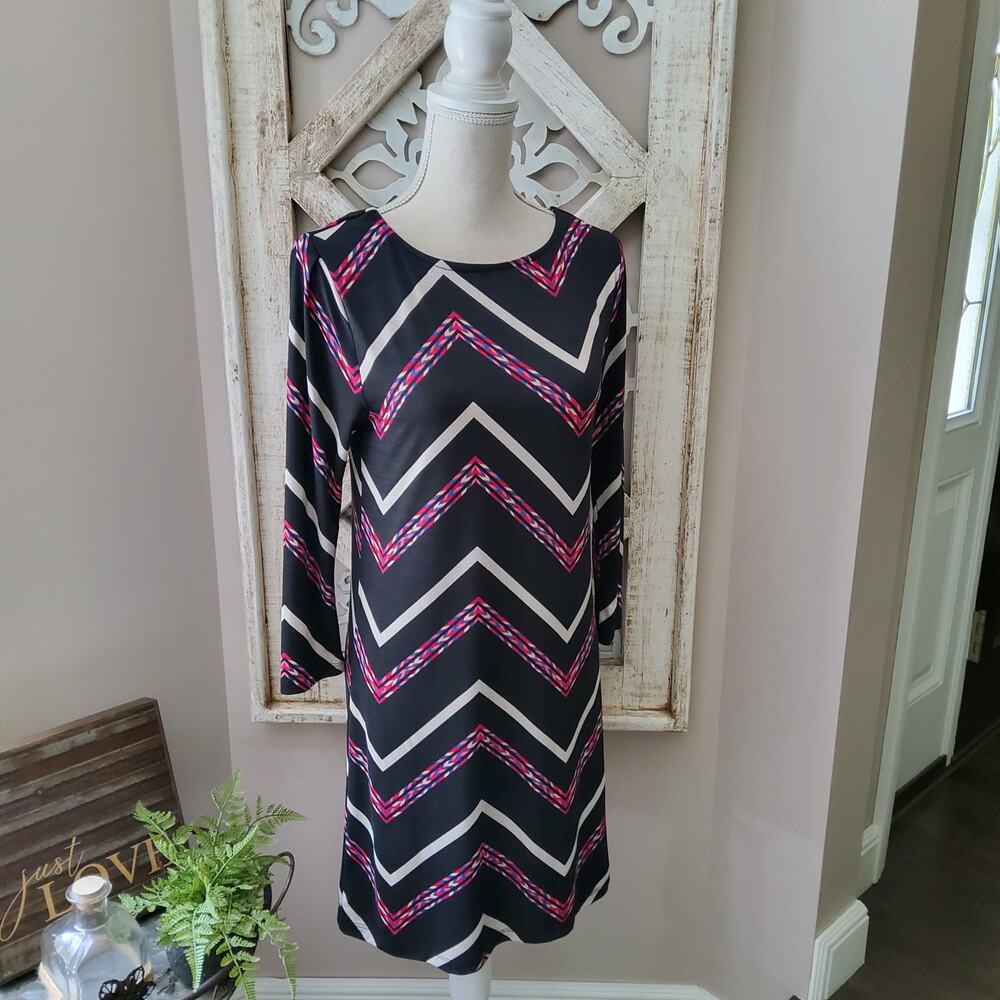 Bongo Women's Junior 3/4 Sleeve Shift Midi Dress in Black & Pink Chevron